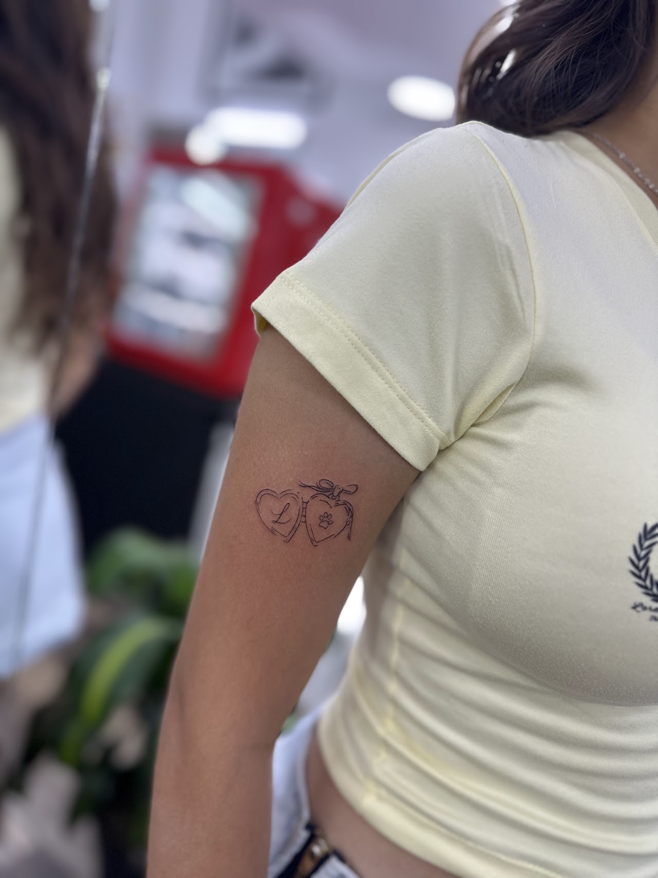 Tatuador aplicando tinta negra con máquina pen estéril
